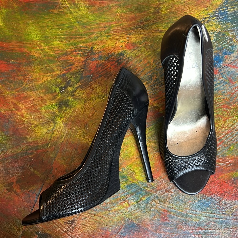 Gianfranco Ferre perforated open peep toe heel 4.5" black Sz. 39 pumps leather - Picture 14 of 17